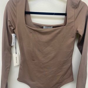 Aritizia NWT Babaton contour long sleeve -medium